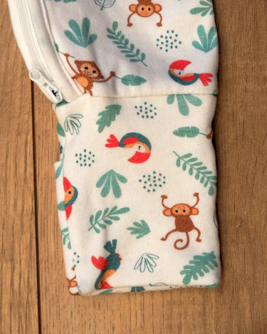 Focus sur la chaussette du pyjama Jungle. Pyjama non porté. Chaussette ouverte.