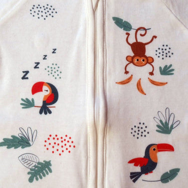 Présentation du pyjama "pétillant comme un toucan" de la collection jungle avec focus sur les dessins