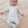 Bébé allongé vêtu de son pyjama de la collection mer.